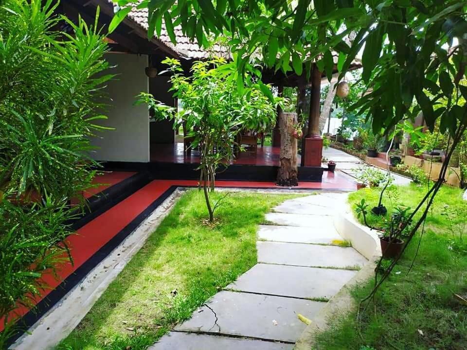 Ambadi'S Villa -Lake View Resort Pallipuram Eksteriør billede