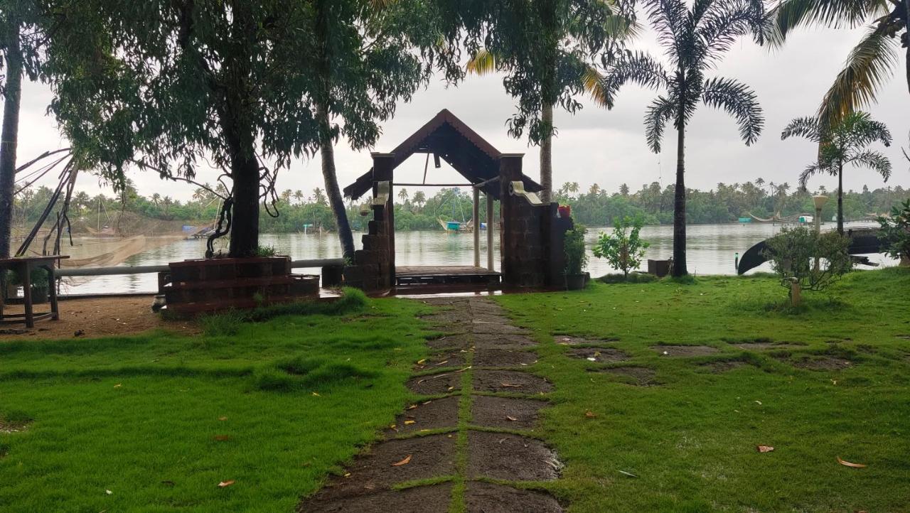 Ambadi'S Villa -Lake View Resort Pallipuram Eksteriør billede
