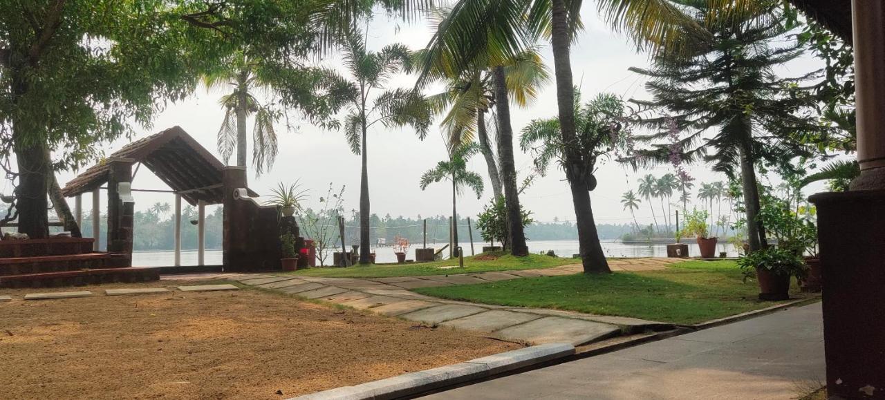 Ambadi'S Villa -Lake View Resort Pallipuram Eksteriør billede