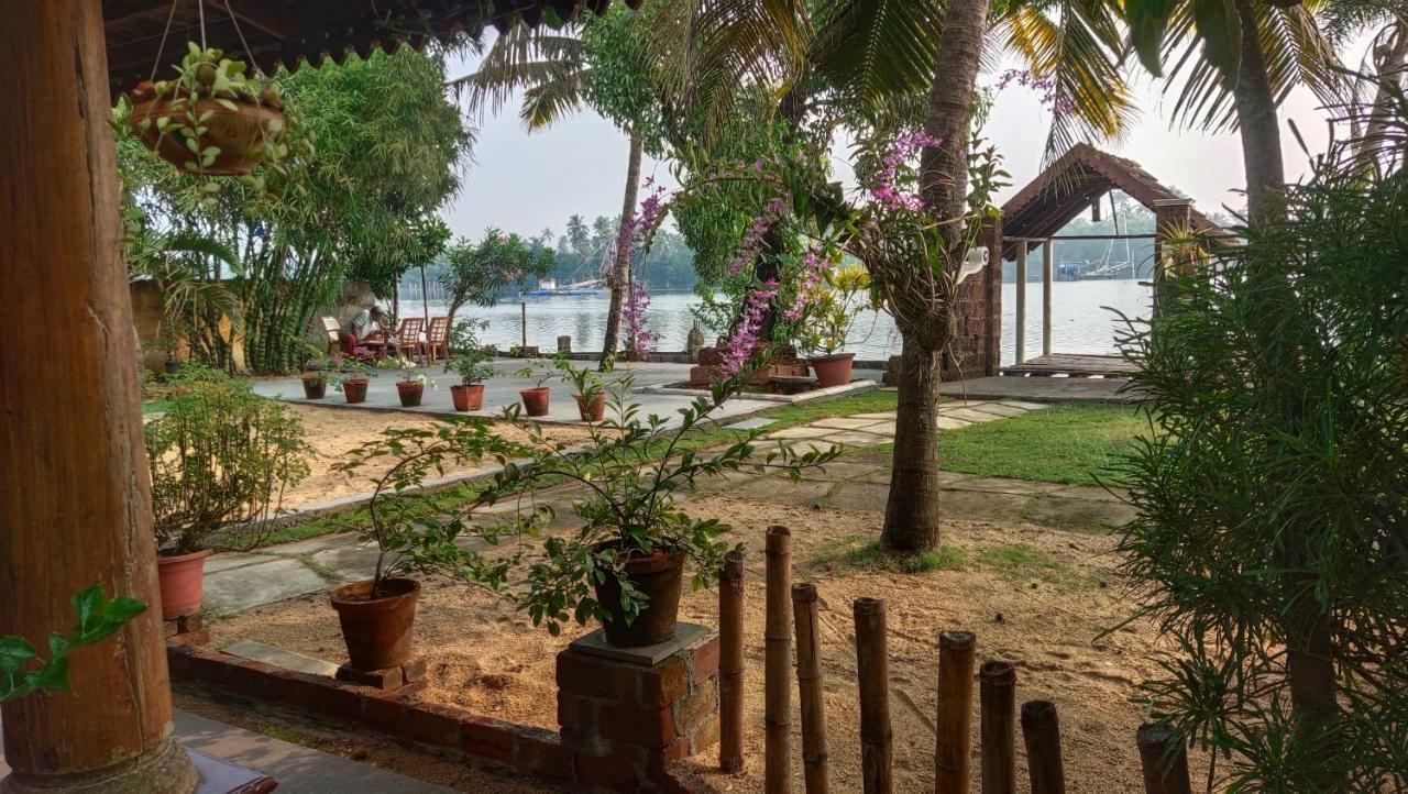 Ambadi'S Villa -Lake View Resort Pallipuram Eksteriør billede