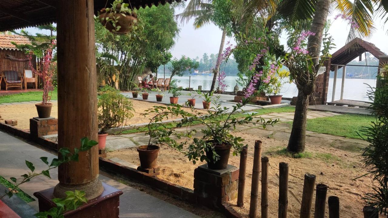 Ambadi'S Villa -Lake View Resort Pallipuram Eksteriør billede