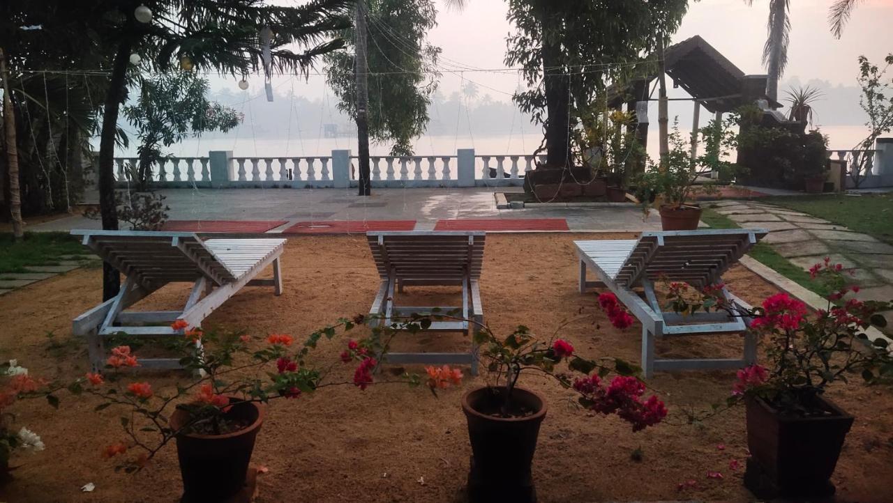 Ambadi'S Villa -Lake View Resort Pallipuram Eksteriør billede