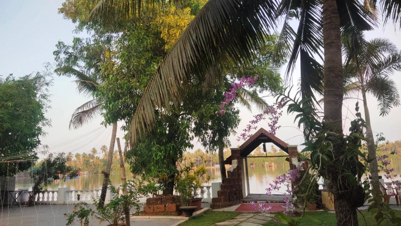 Ambadi'S Villa -Lake View Resort Pallipuram Eksteriør billede