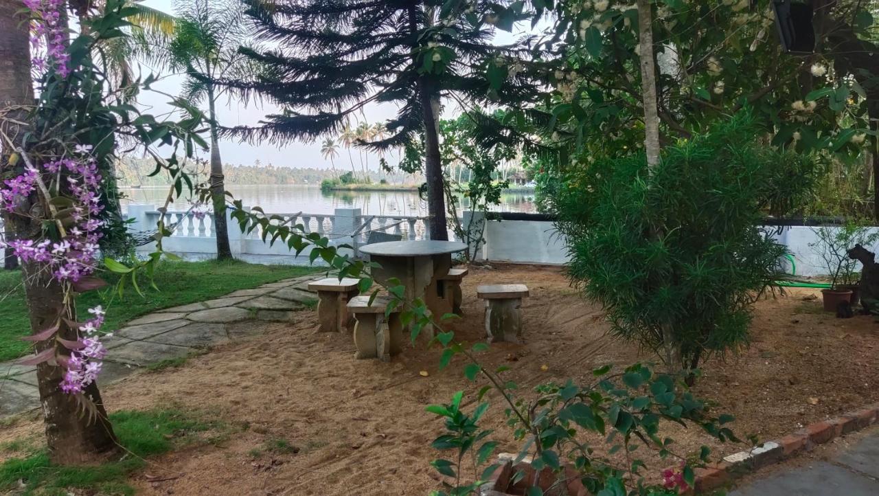 Ambadi'S Villa -Lake View Resort Pallipuram Eksteriør billede