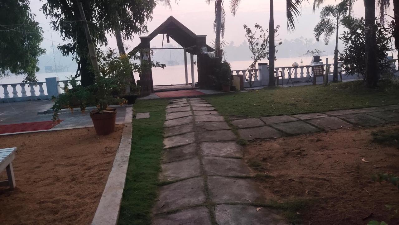 Ambadi'S Villa -Lake View Resort Pallipuram Eksteriør billede