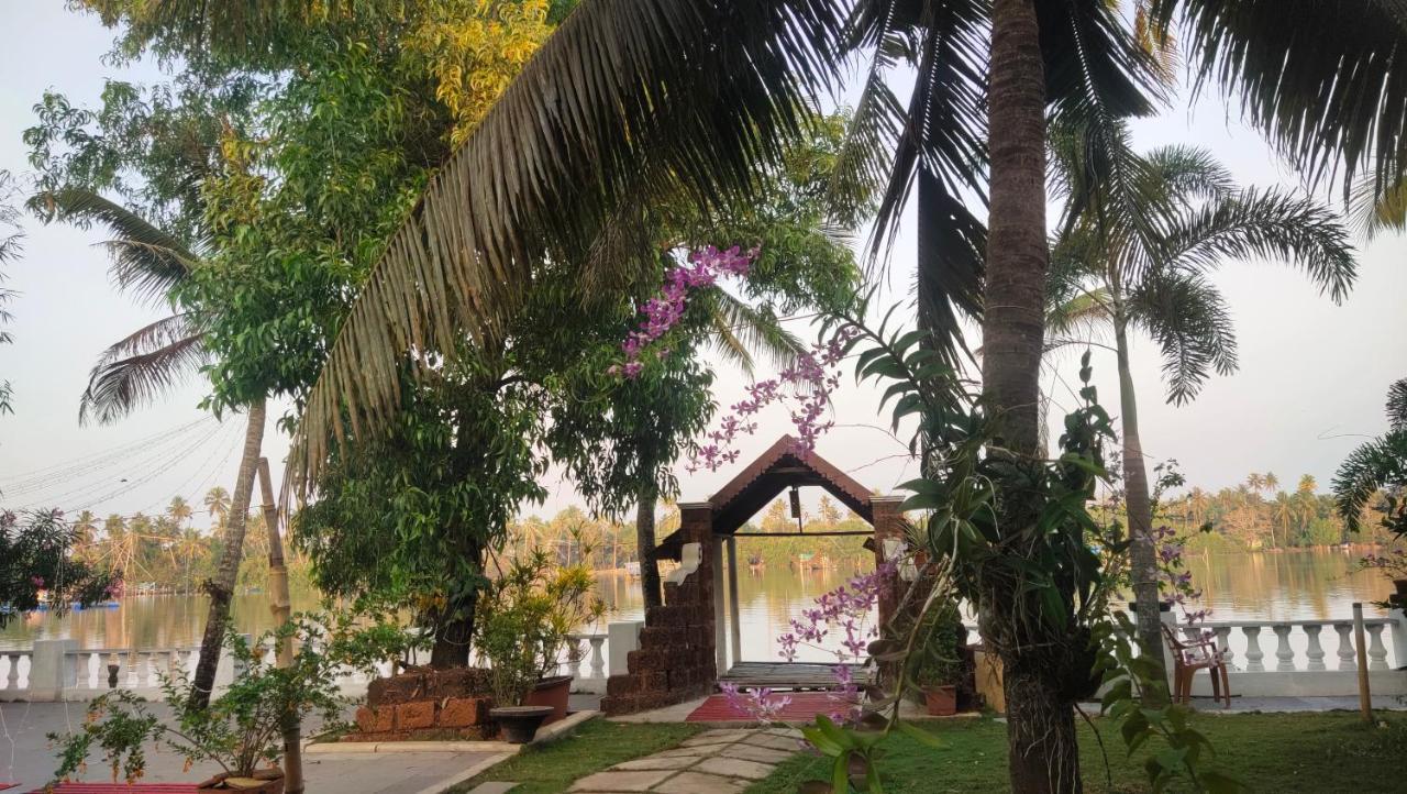 Ambadi'S Villa -Lake View Resort Pallipuram Eksteriør billede