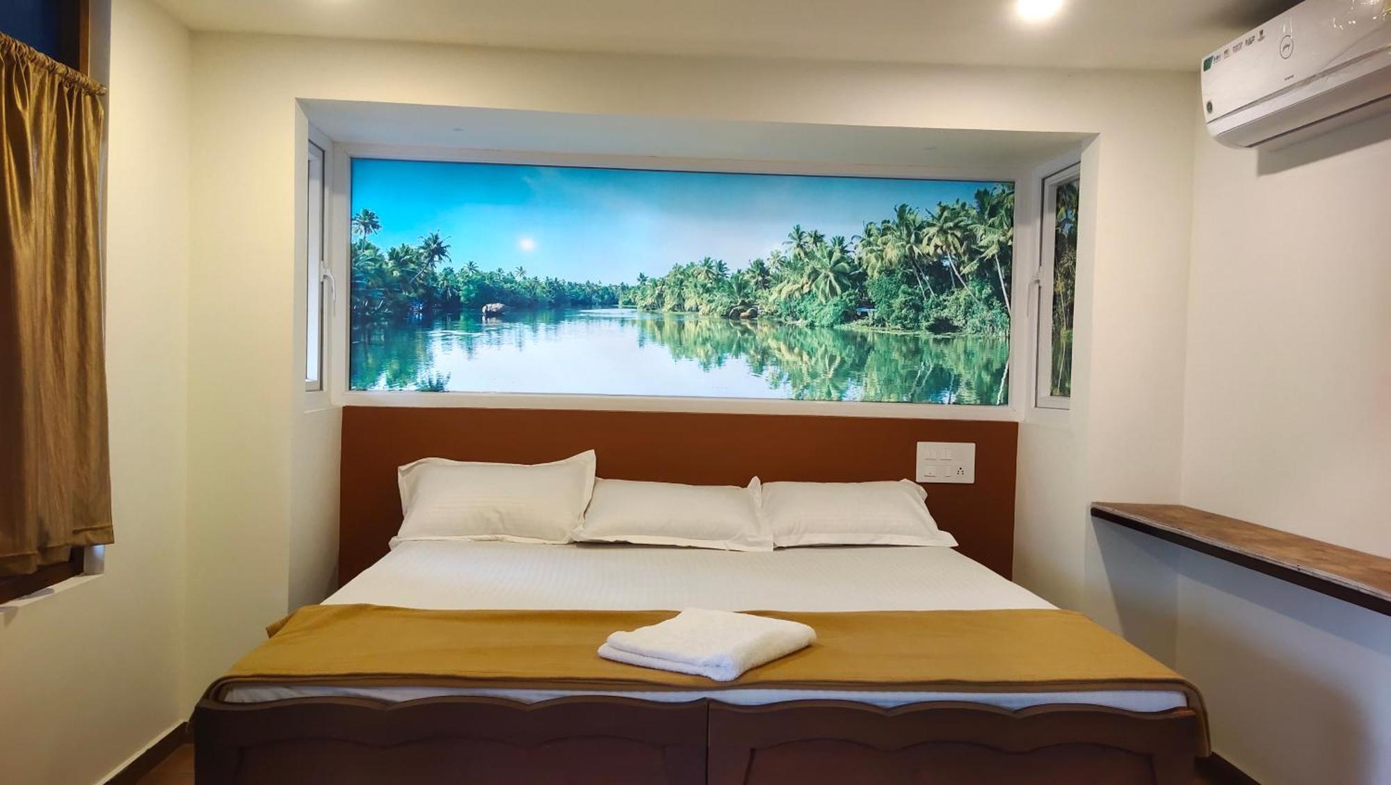 Ambadi'S Villa -Lake View Resort Pallipuram Eksteriør billede