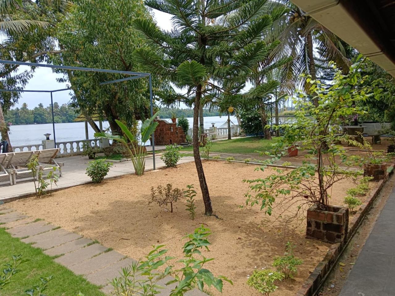 Ambadi'S Villa -Lake View Resort Pallipuram Eksteriør billede