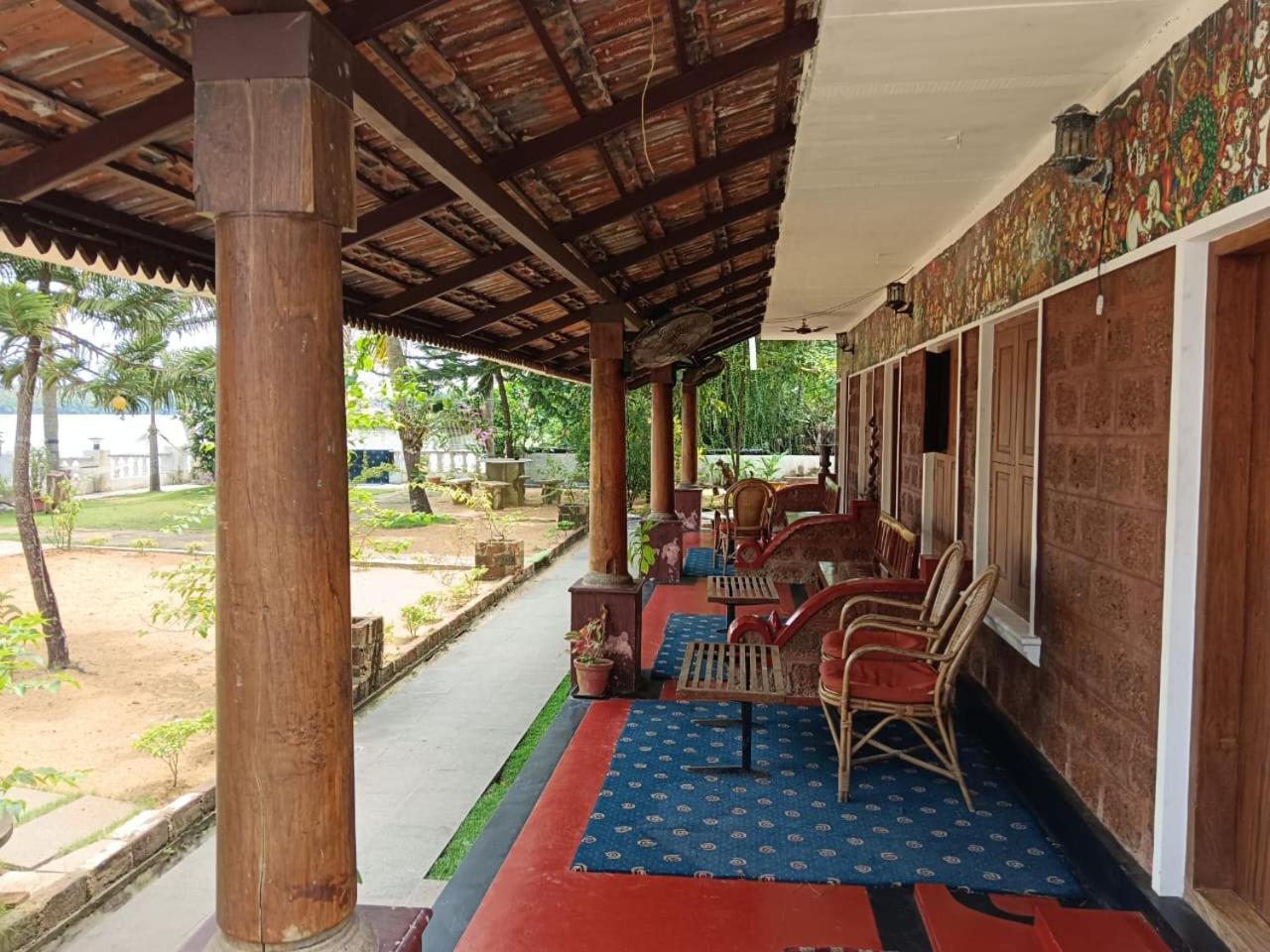 Ambadi'S Villa -Lake View Resort Pallipuram Eksteriør billede
