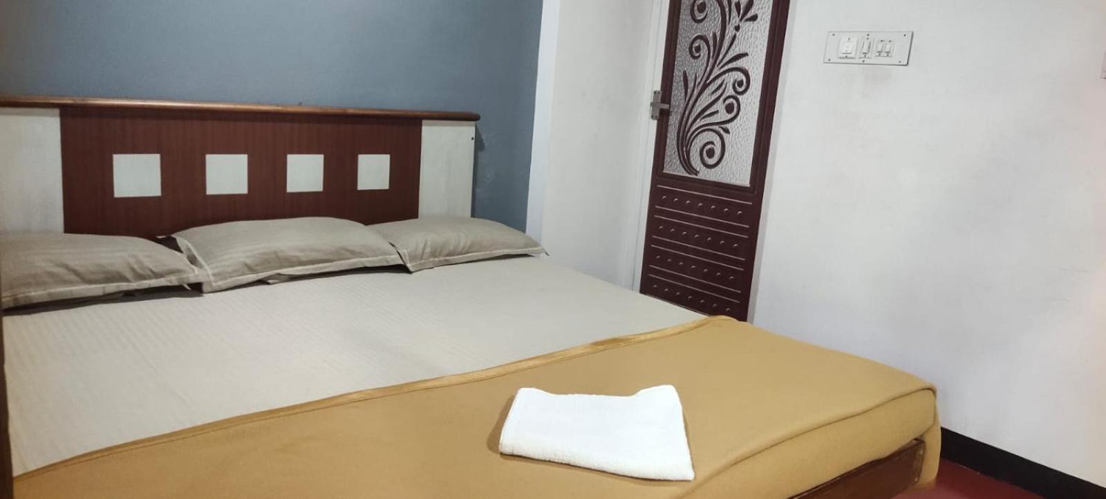 Ambadi'S Villa -Lake View Resort Pallipuram Eksteriør billede